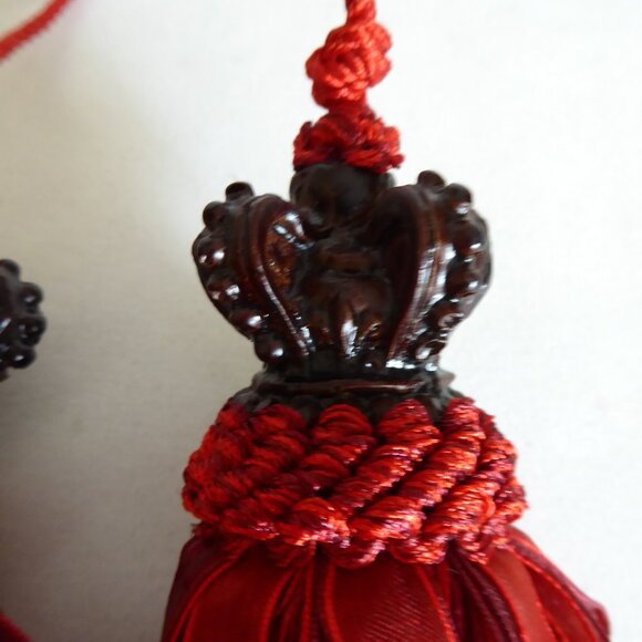 NEW 5” DECORATIVE ACCENT ROYAL CROWN TOPPED RED BURGUNDY BEADED RIBBON TASSEL - Picture 5 of 9